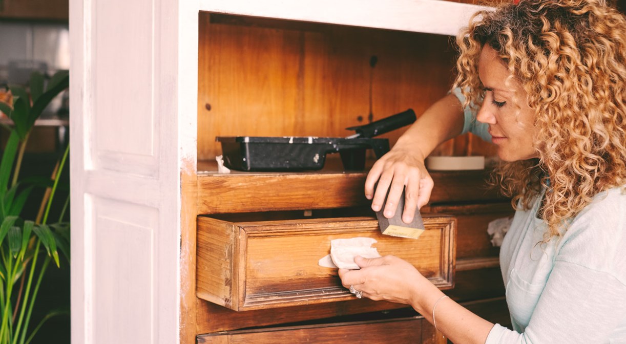 Shabby-Chic-Renovierung und Upcycling antiker alter Schrankmöbel zur Verbesserung der Wohnküche. 