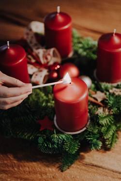 Anzünden der ersten Kerze des Adventskranzes.